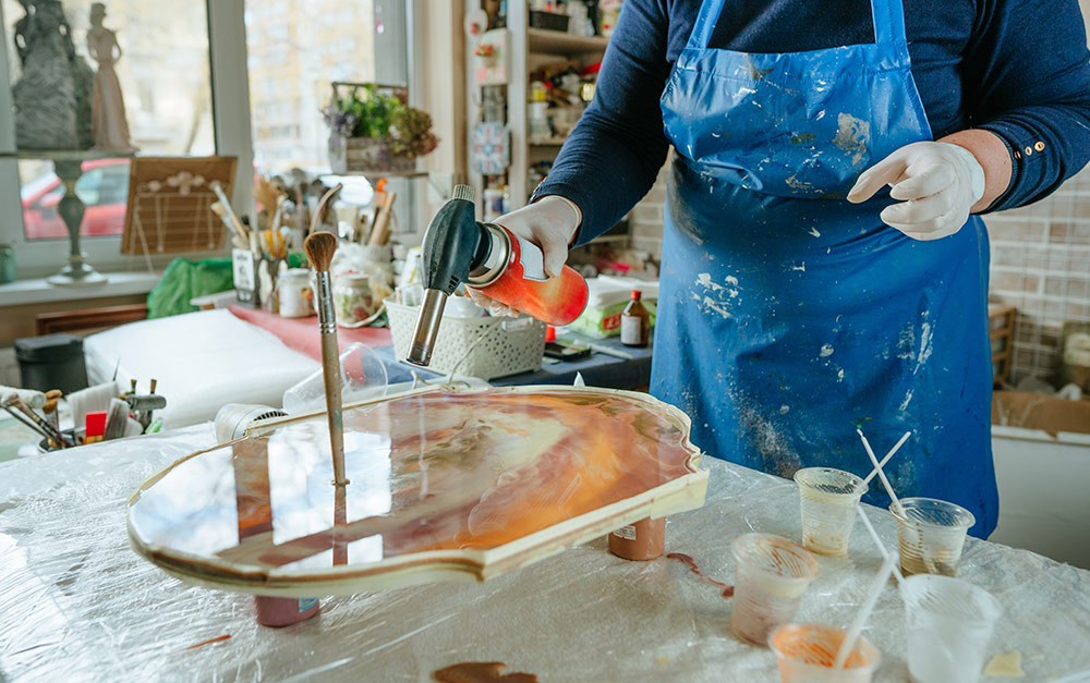 Como fazer a resina epóxi secar rápido e corretamente