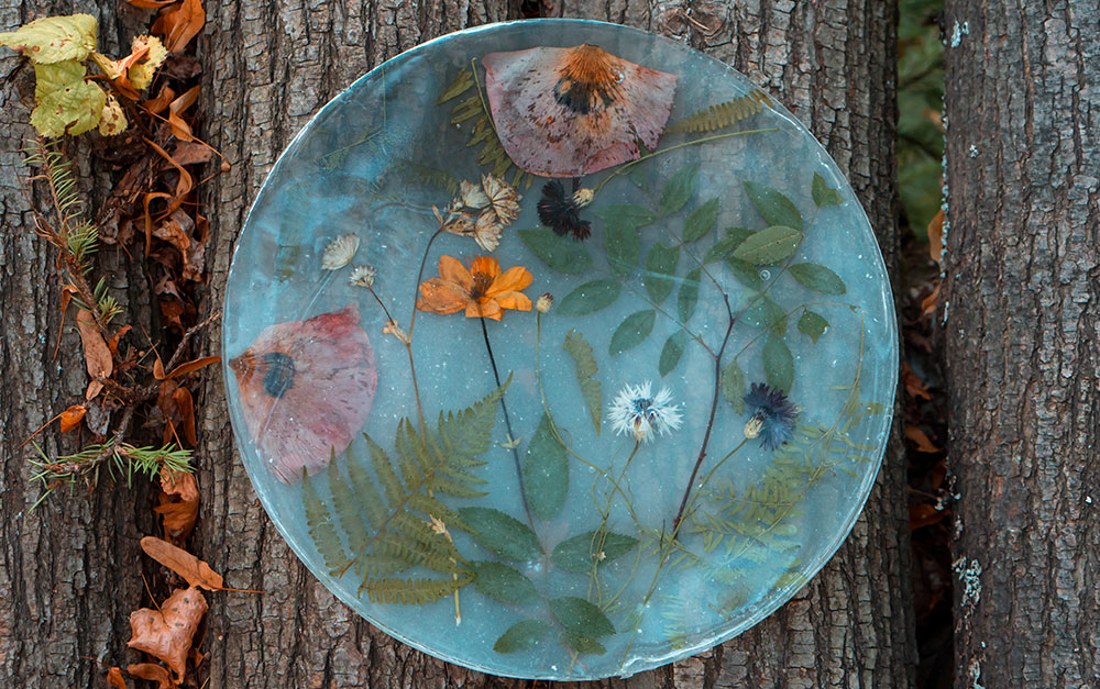 peça de artesanato feito com resina epóxi e elementos naturais.