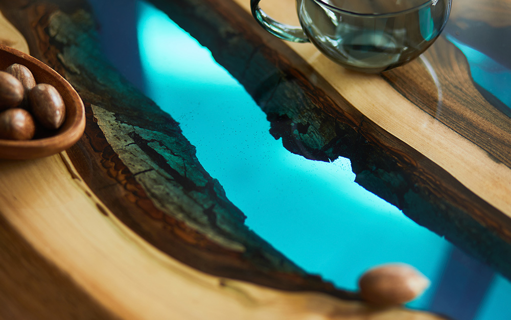 foto de mesas exclusivas feitas com resina epóxi, criando o efeito river table.