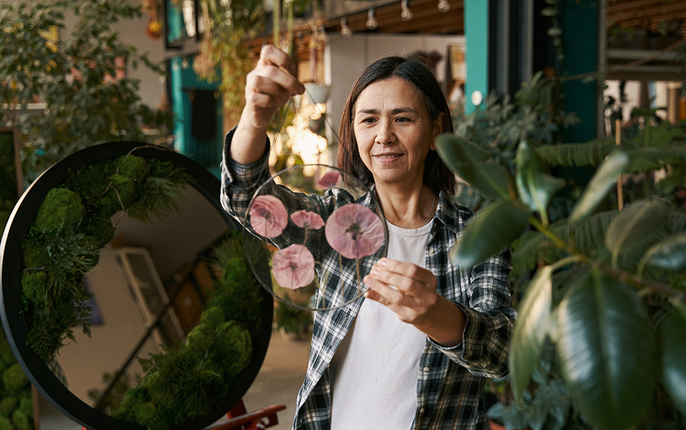 quadros de resina na mão de uma artesã.