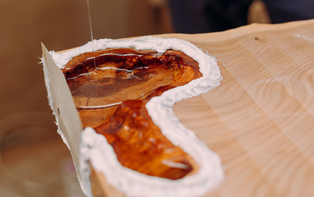 Veja como a resina epóxi pode ser usada para restaurar móveis